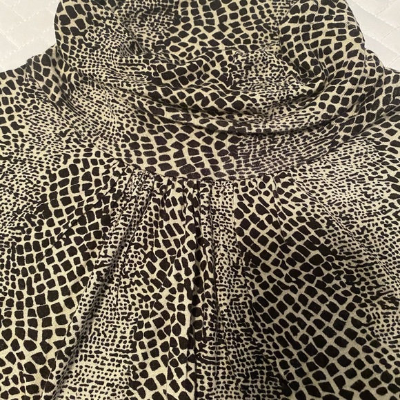 Vince Camuto Black and White Patterned Top - Picture 2 of 6